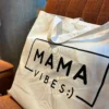 Torba dla mamy z napisem "Mama Vibes :)" ponadczasowy styl 8 torba dla mamy modna wygodna i nowoczesna ponadczasowy kolor beżowy modny napis mama vibes minimalistyczny wygląd duża pakowna torba