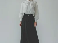 Jaka bluzka do długiej spódnicy - stylizacje na każdą okazję i sylwetkę 2 Kobieta w eleganckiej bluzce i długiej spódnicy - stylizacja pokazująca jak dobrać bluzkę do długiej spódnicy