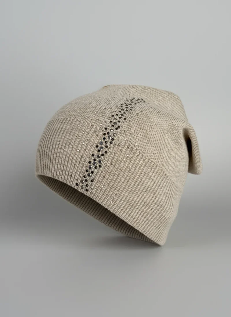 Jak ubrania wpływają na pewność siebie - psychologia mody 7 Elegancka beżowa czapka damska z kryształkami ułożonymi w pionowy pas