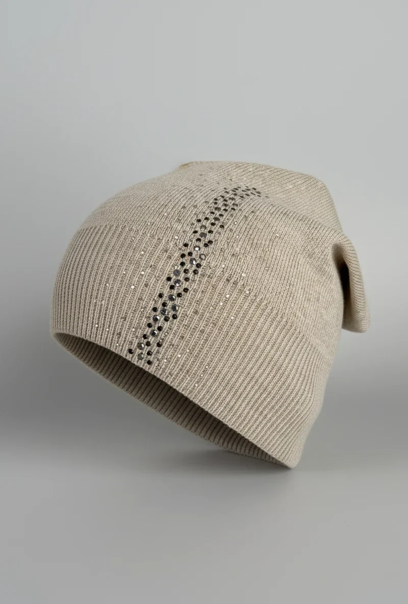 Elegancka beżowa czapka damska z kryształkami ułożonymi w pionowy pas