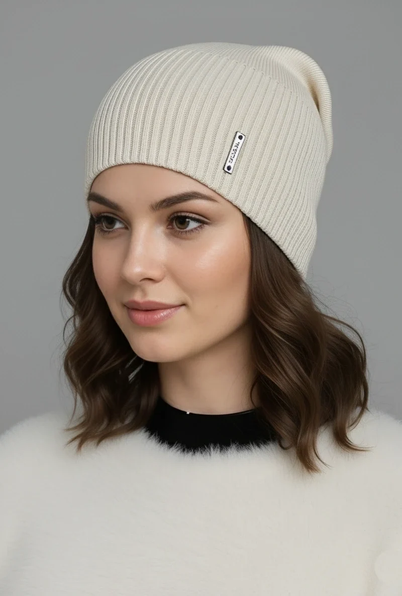 Elegancka czapka damska ecru na jesień na modelce z minimalistyczną blaszką