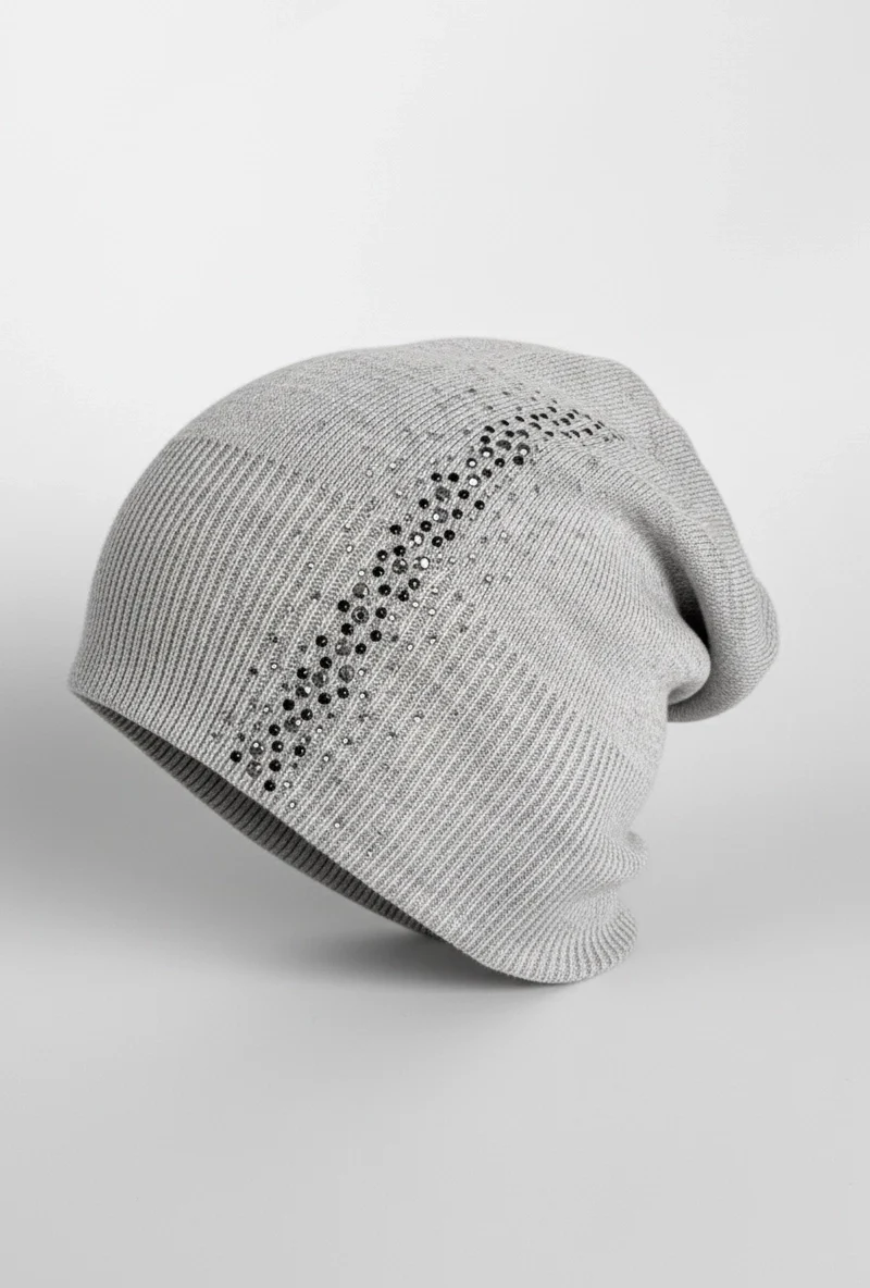 Klasyczna szara czapka damska z ozdobą z kryształków