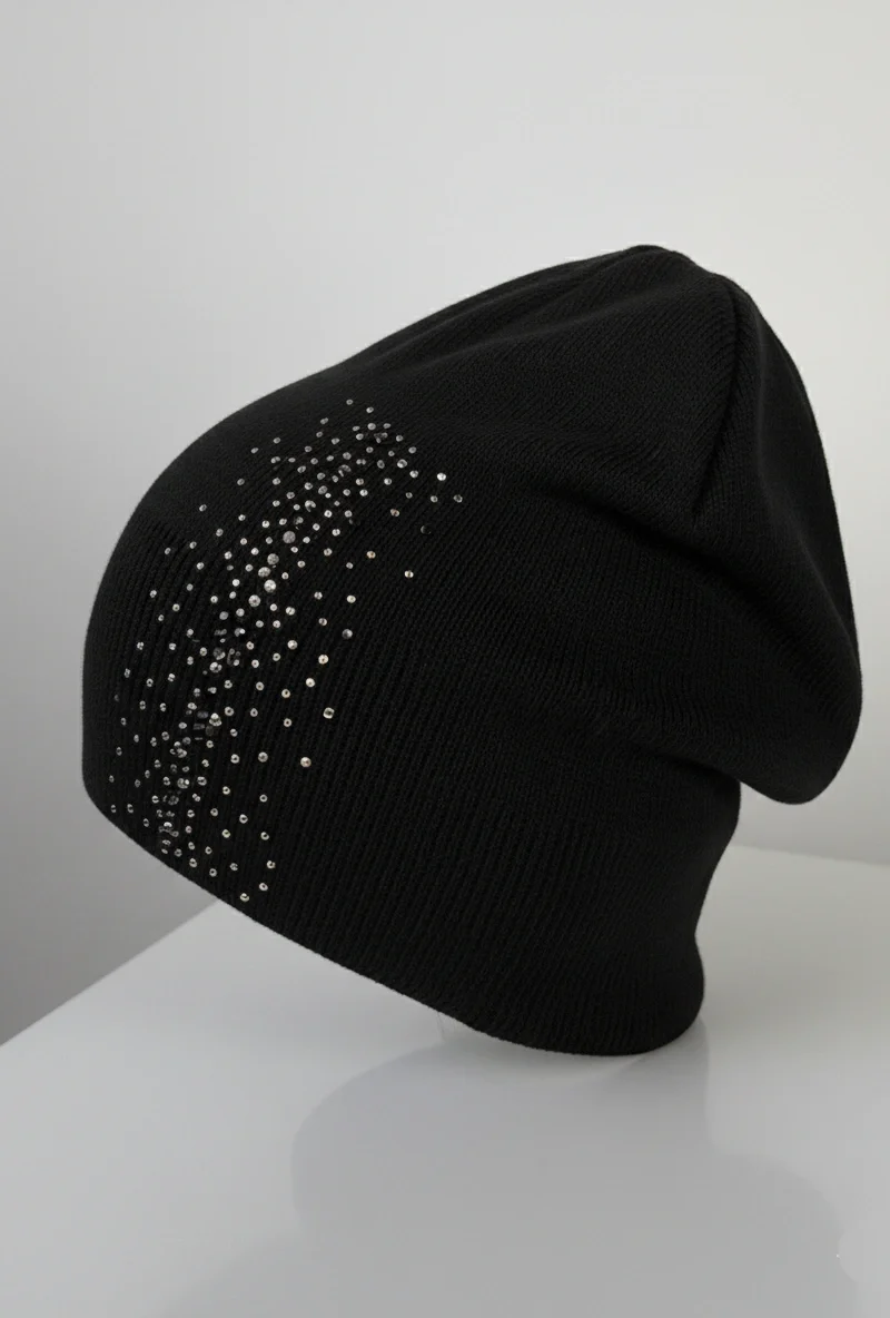 Klasyczna czarna czapka damska z błyszczącymi kryształkami – różne ujęcia