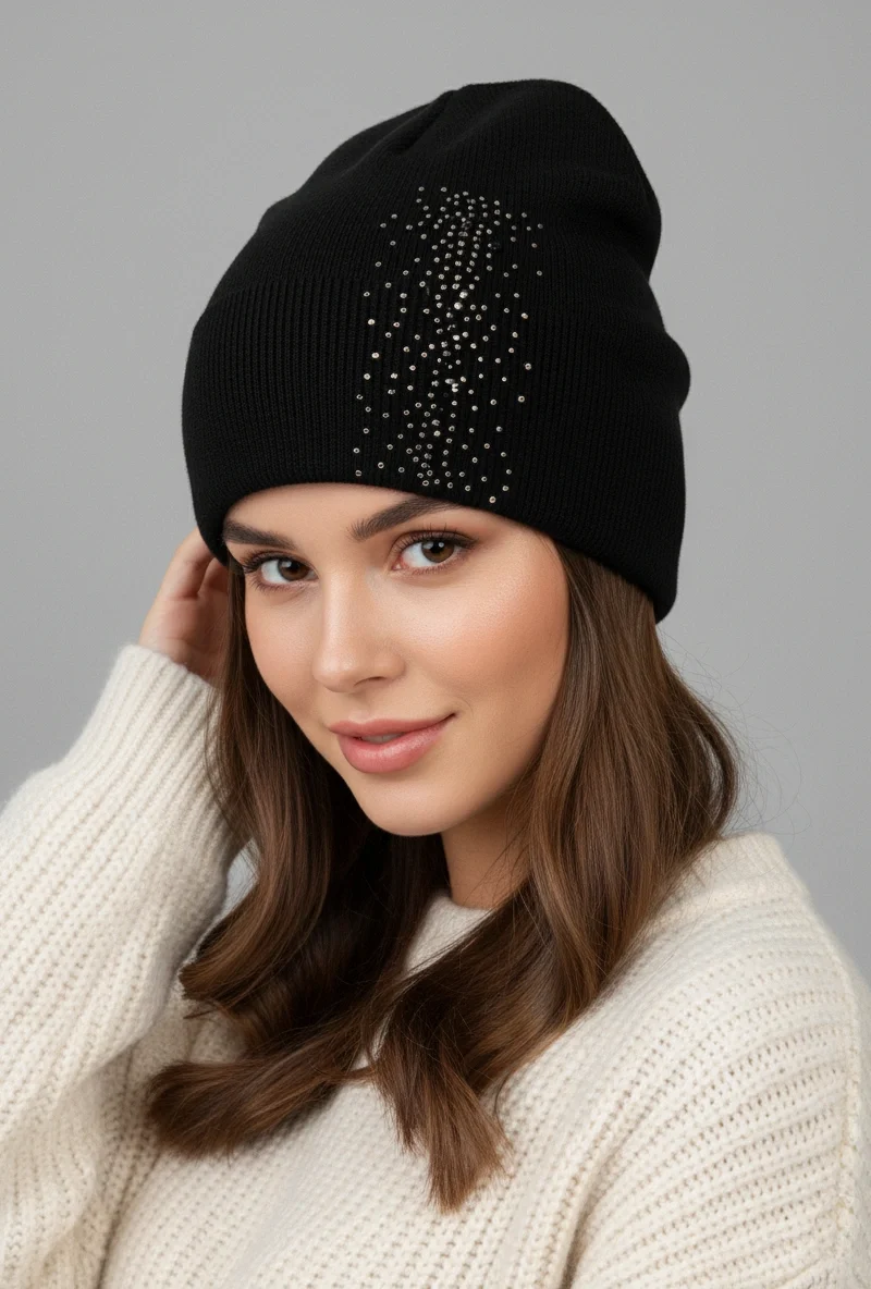 Elegancka czarna czapka damska z kryształkami w artystycznym układzie na modelce