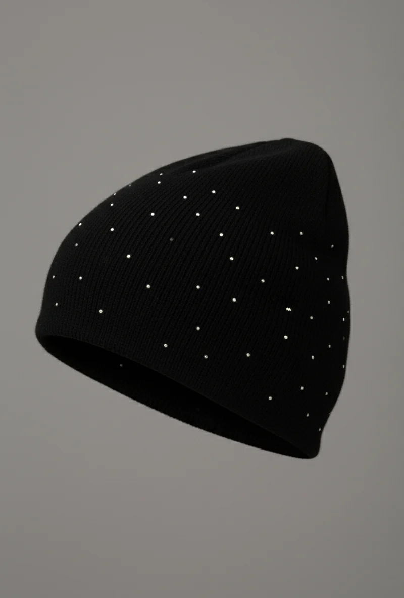 Elegancka czarna czapka damska z małymi kryształkami rozsypanymi po całej powierzchni