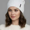 biała damska czapka beanie z prążkowanej dzianiny