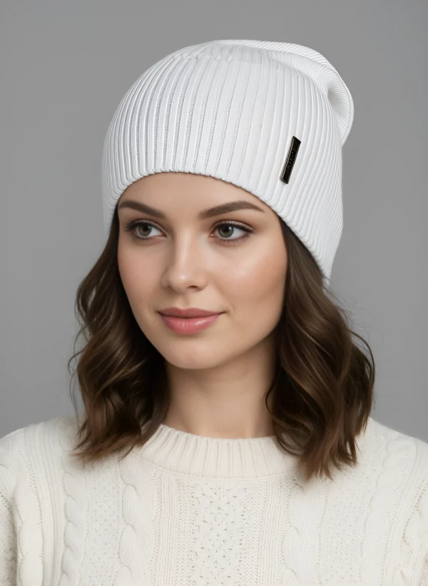 Modna damska czapka beanie biała 2 biała damska czapka beanie z prążkowanej dzianiny