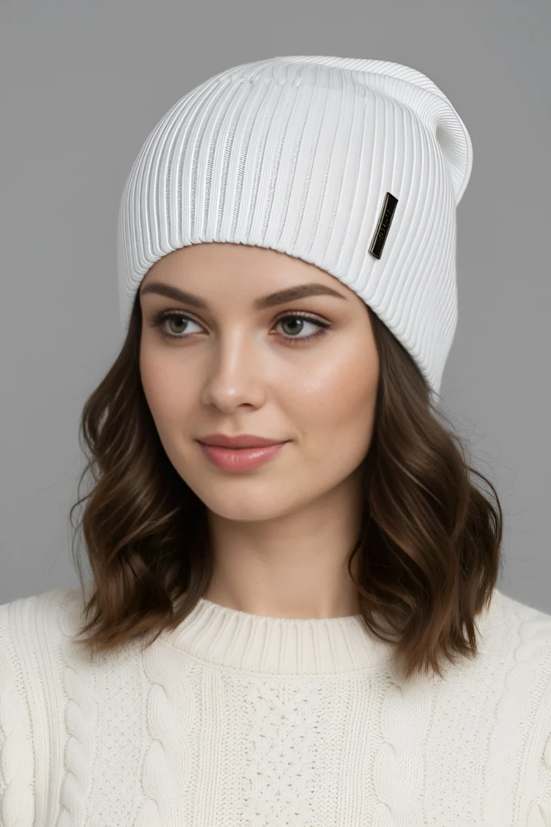biała damska czapka beanie z prążkowanej dzianiny