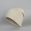 Czapka damska ecru na jesień – elegancka czapka zimowa 6 Czapka damska ecru na jesień z prążkowanym splotem i modną blaszką