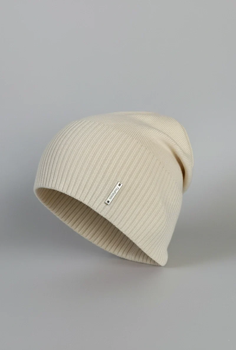 Czapka damska ecru na jesień z prążkowanym splotem i modną blaszką