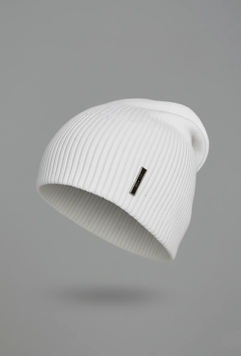biała prążkowana czapka beanie w minimalistycznym stylu