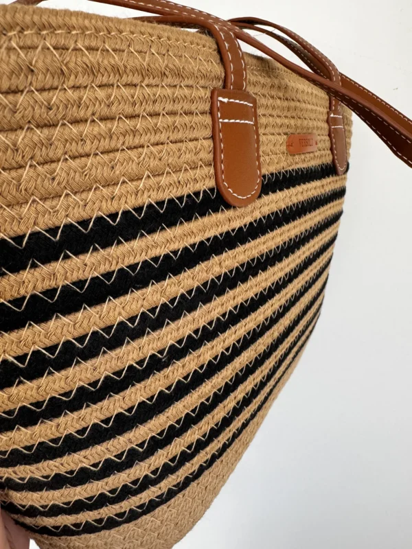 Torebka Alma – detal rączek i przeszyć brązowo czarnej torby