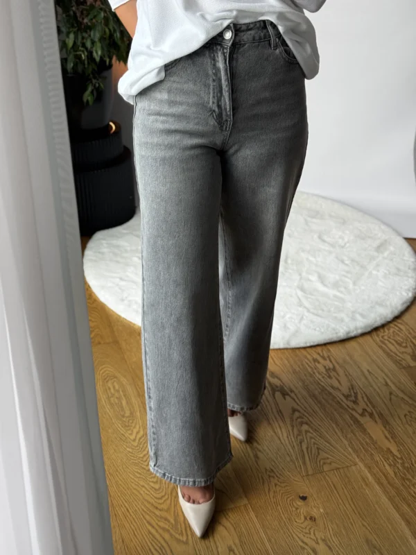 Szare spodnie jeansowe Ela z wysokim stanem i prostymi nogawkami w stylizacji z białą bluzką