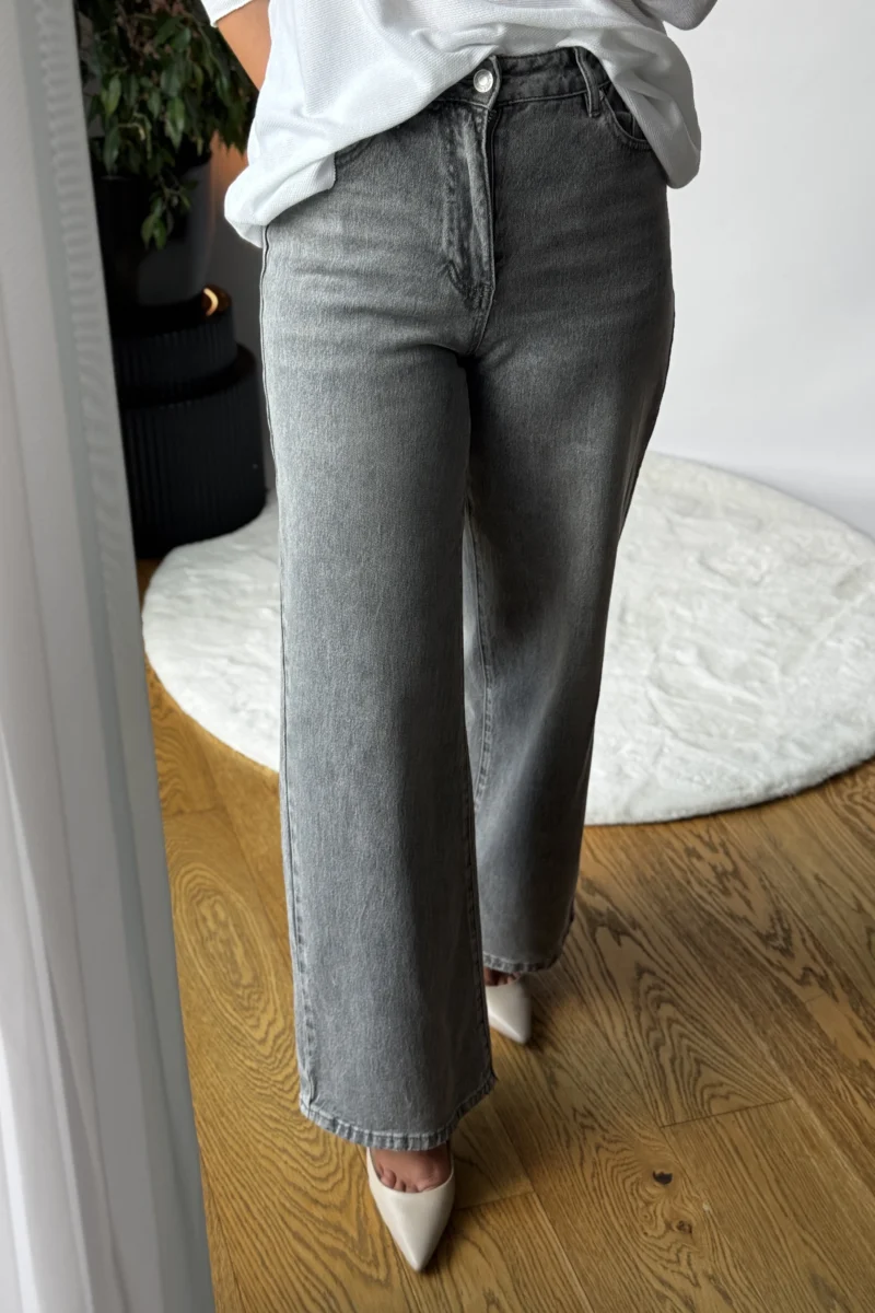 Szare spodnie jeansowe Ela z wysokim stanem i prostymi nogawkami w stylizacji z białą bluzką