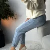 Spodnie Jeansowe Wera - Wysoki Stan, Modne Jeansy 5 Jasne niebieskie spodnie jeans mom fit z wysokim stanem i podwiniętymi nogawkami