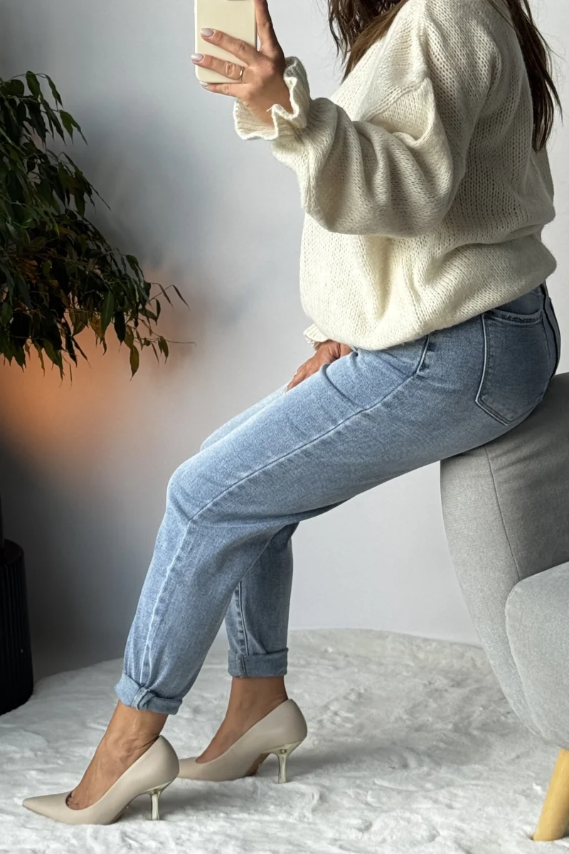 Jasne niebieskie spodnie jeans mom fit z wysokim stanem i podwiniętymi nogawkami