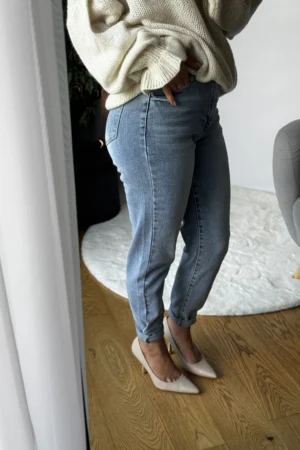 Tylny widok jasnych spodni jeans mom fit z kieszeniami i wysokim stanem