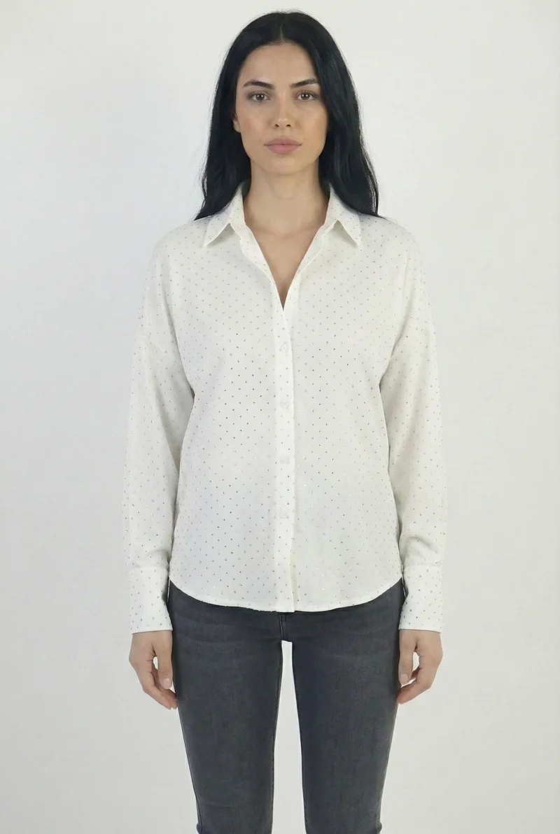 Biała koszula damska w kropeczki z dekoltem w serek, luźnym krojem i wiązaniem na wysokości talii.