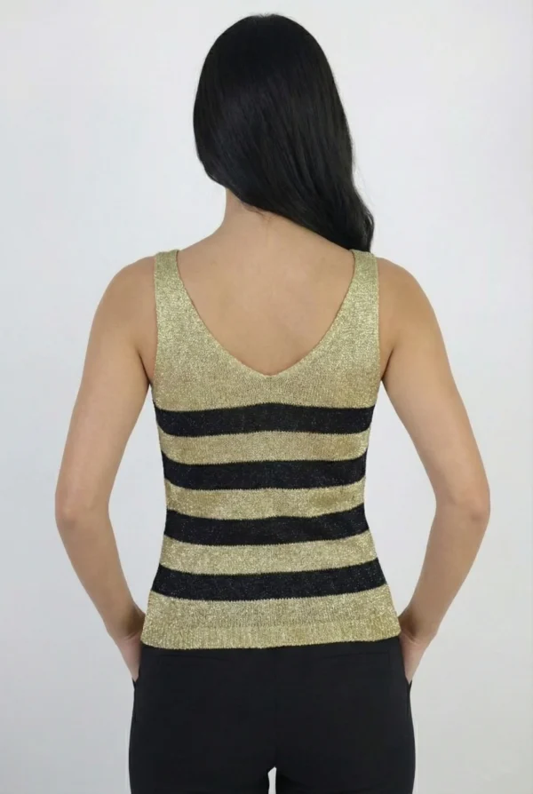 Bluzka na ramiączkach złota w paski, widok z tyłu, dekolt w serek i przylegający krój, idealna na casualowe dni.