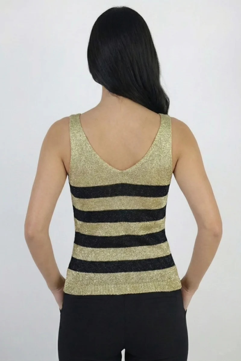 Bluzka na ramiączkach złota w paski, widok z tyłu, dekolt w serek i przylegający krój, idealna na casualowe dni.