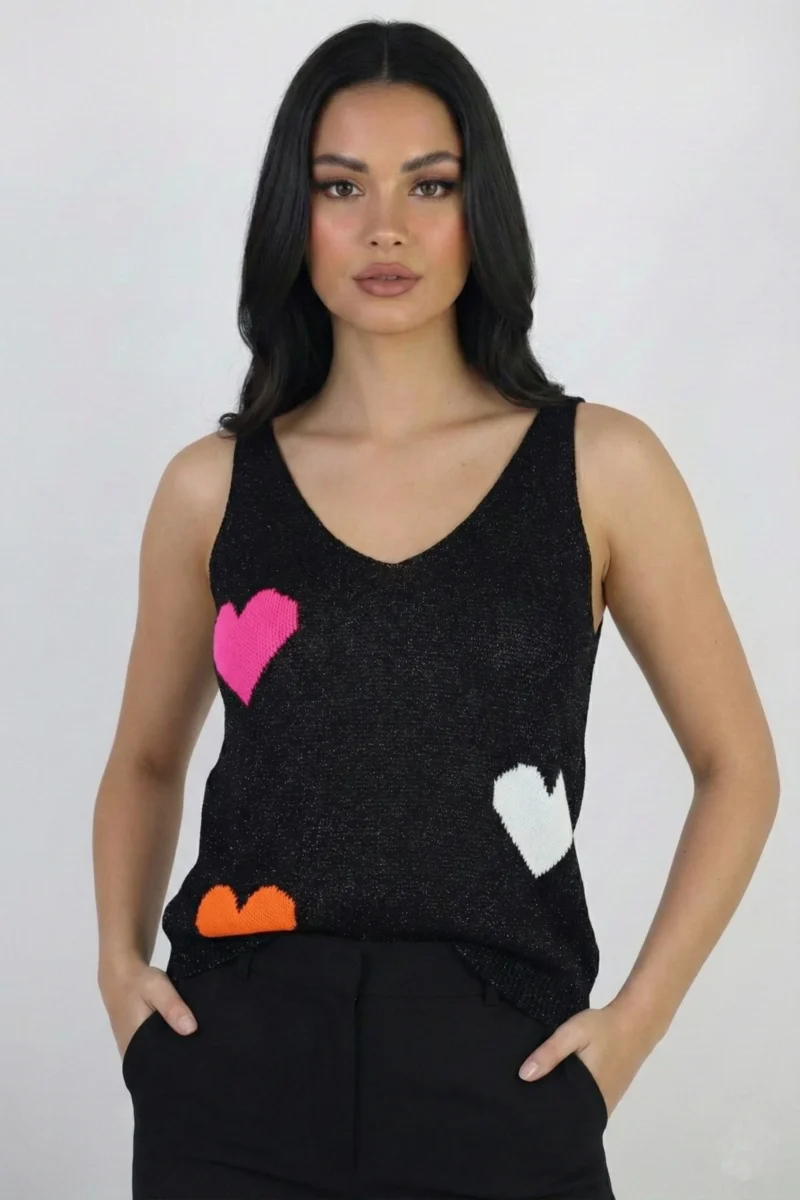 Czarna bluzka na ramiączkach z dekoltem w serek, luźnym krojem i sercowym wzorem w pastelowych kolorach.