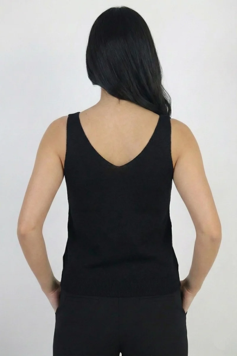 Czarna bluzka na ramiączkach z dekoltem V widok tył
