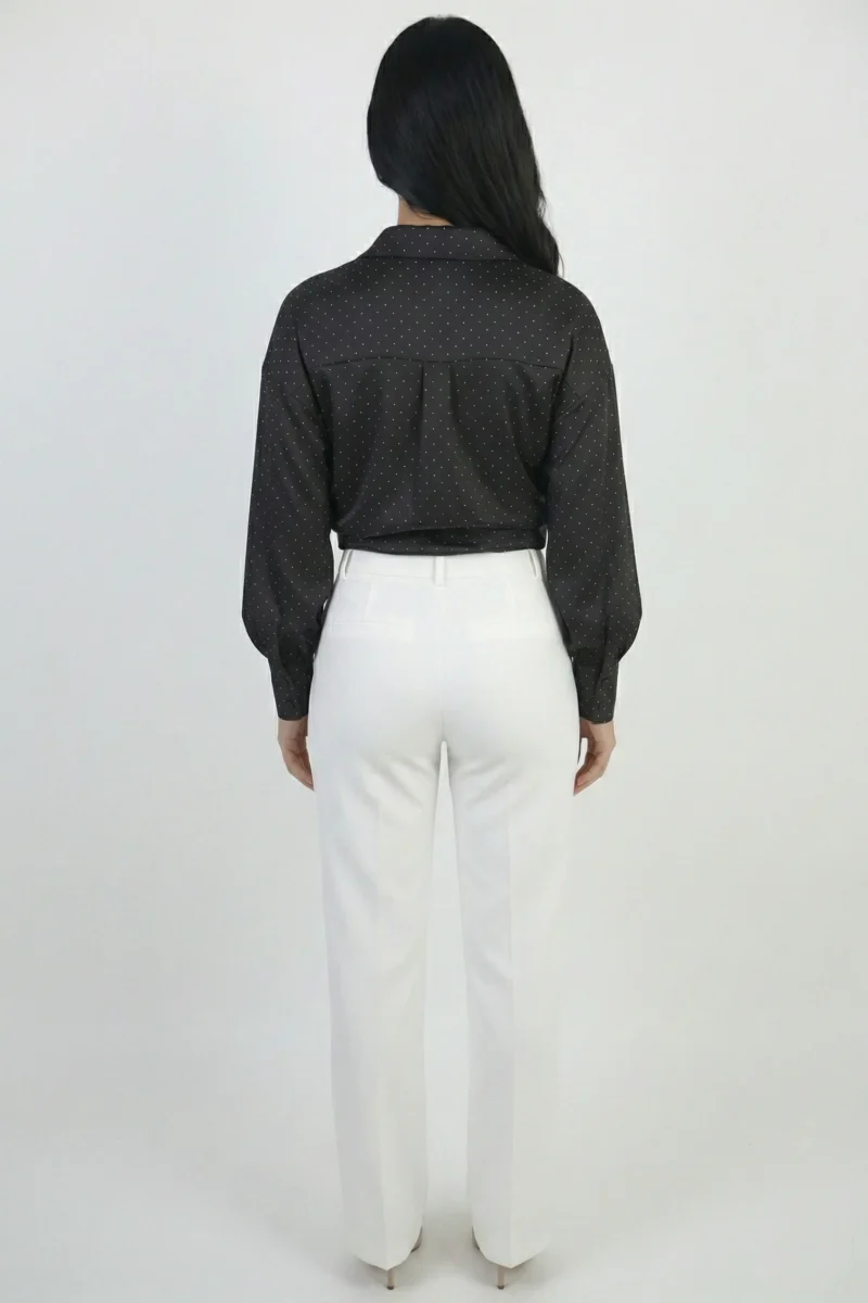 Czarna koszula damska w kropki, widok z przodu, długie rękawy, guzikami i wiązaniem w talii.