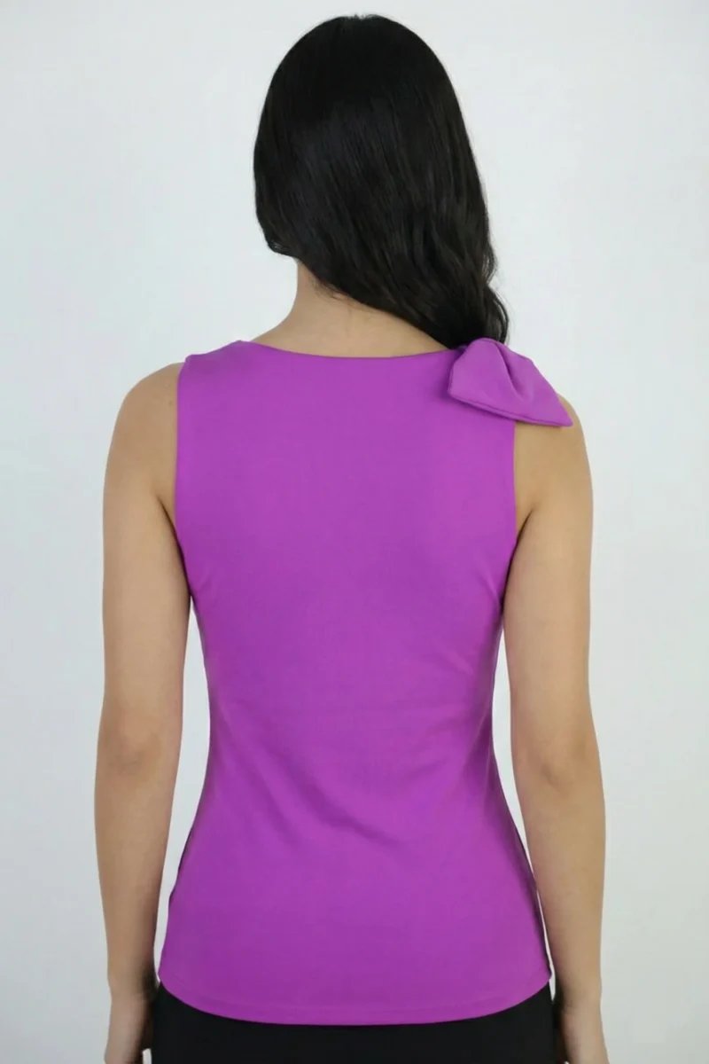 fuksjowa bluzka damska w eleganckim kroju, z ozdobną kokardą na ramieniu, widok z tyłu, krótka długość rękawów.