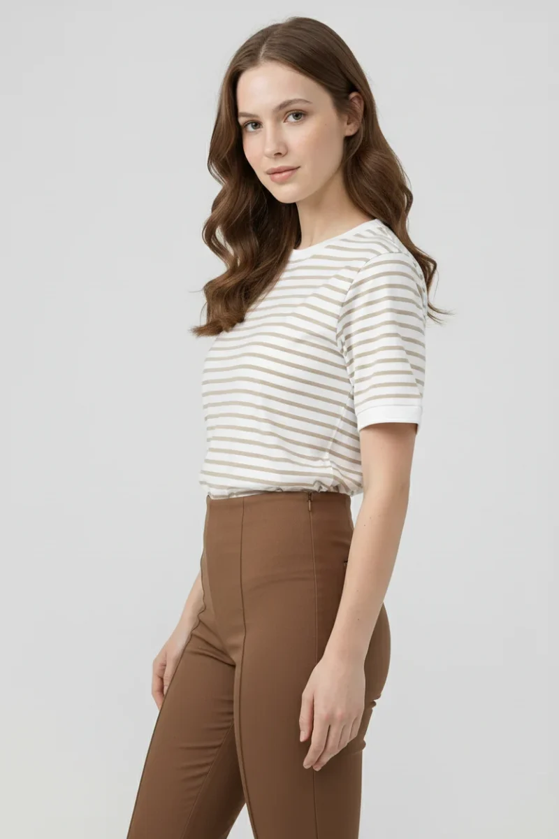 t-shirt damski w paski w kolorze ecru z okrągłym dekoltem i krótkimi rękawami, widok z boku na modelkę w luźnym fasonie