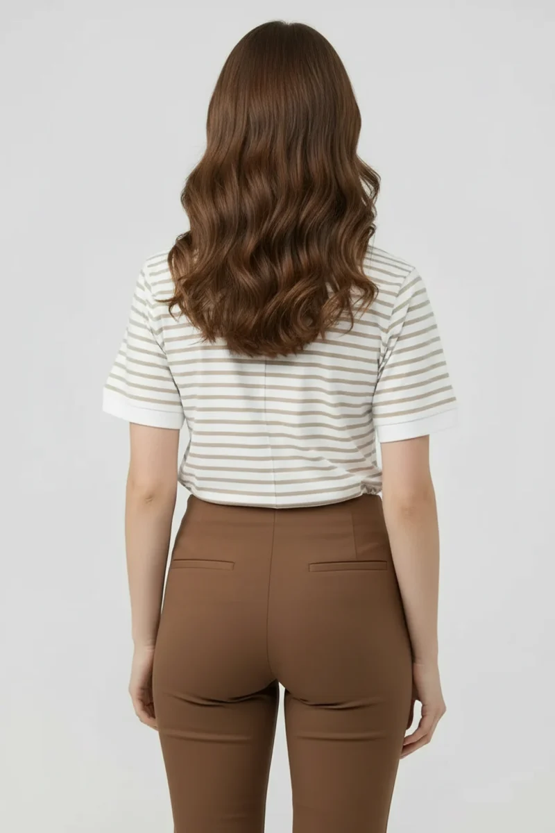 T-shirt damski w paski w kolorze ecru z luźnym fasonem i krótkim rękawem widoczny z tyłu na modelce.