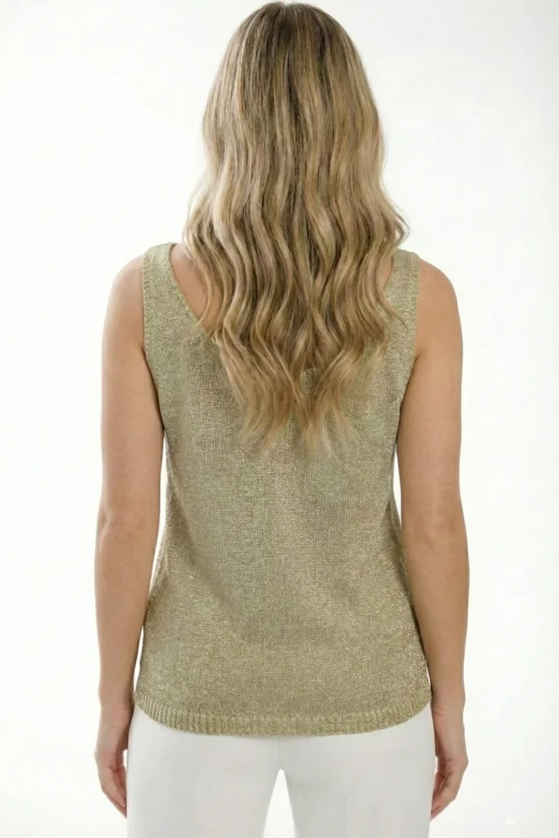 Złota bluzka damska z dekoltem w serek, gładka i bez rękawów, widok z przodu, casualowy styl.