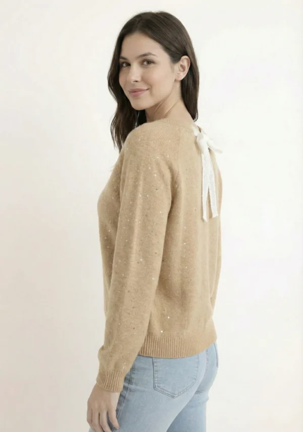 Karmelowy sweter damski, krój regular wełniany | z cekinami, casualowy 2 Karmelowy sweter damski z koronkową kokardą i cekinami, elegancki detal z okrągłym dekoltem i dzianinowym wykończeniem.