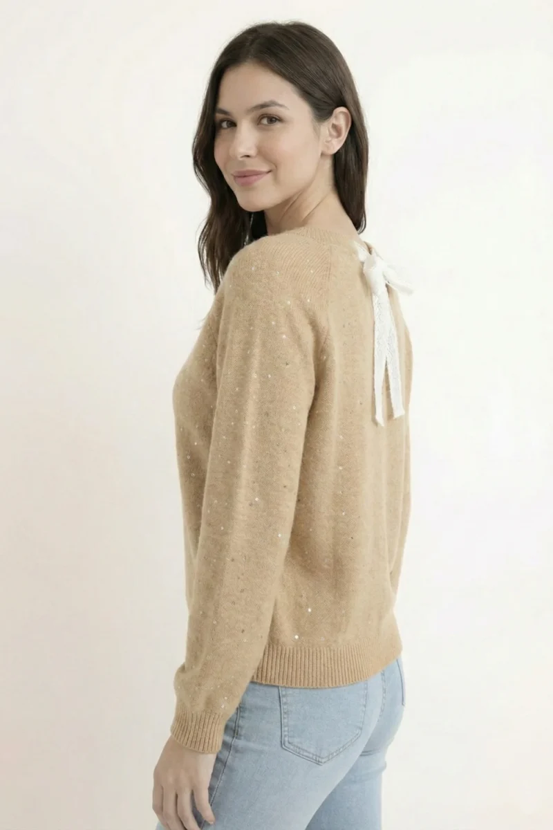 Karmelowy sweter damski z koronkową kokardą i cekinami, elegancki detal z okrągłym dekoltem i dzianinowym wykończeniem.