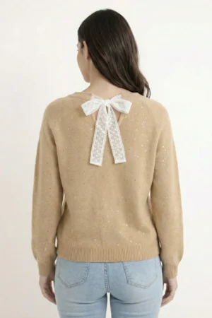 Karmelowy sweter damski z koronkową kokardą, gładki z cekinami, okrągły dekolt i blaskiem detali.