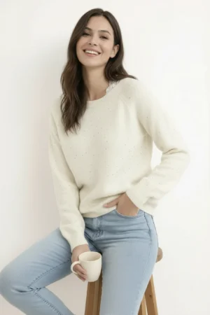 Sweter damski ecru z okrągłym dekoltem i długimi rękawami w stylu casual, luźny krój z ozdobnymi punktami.