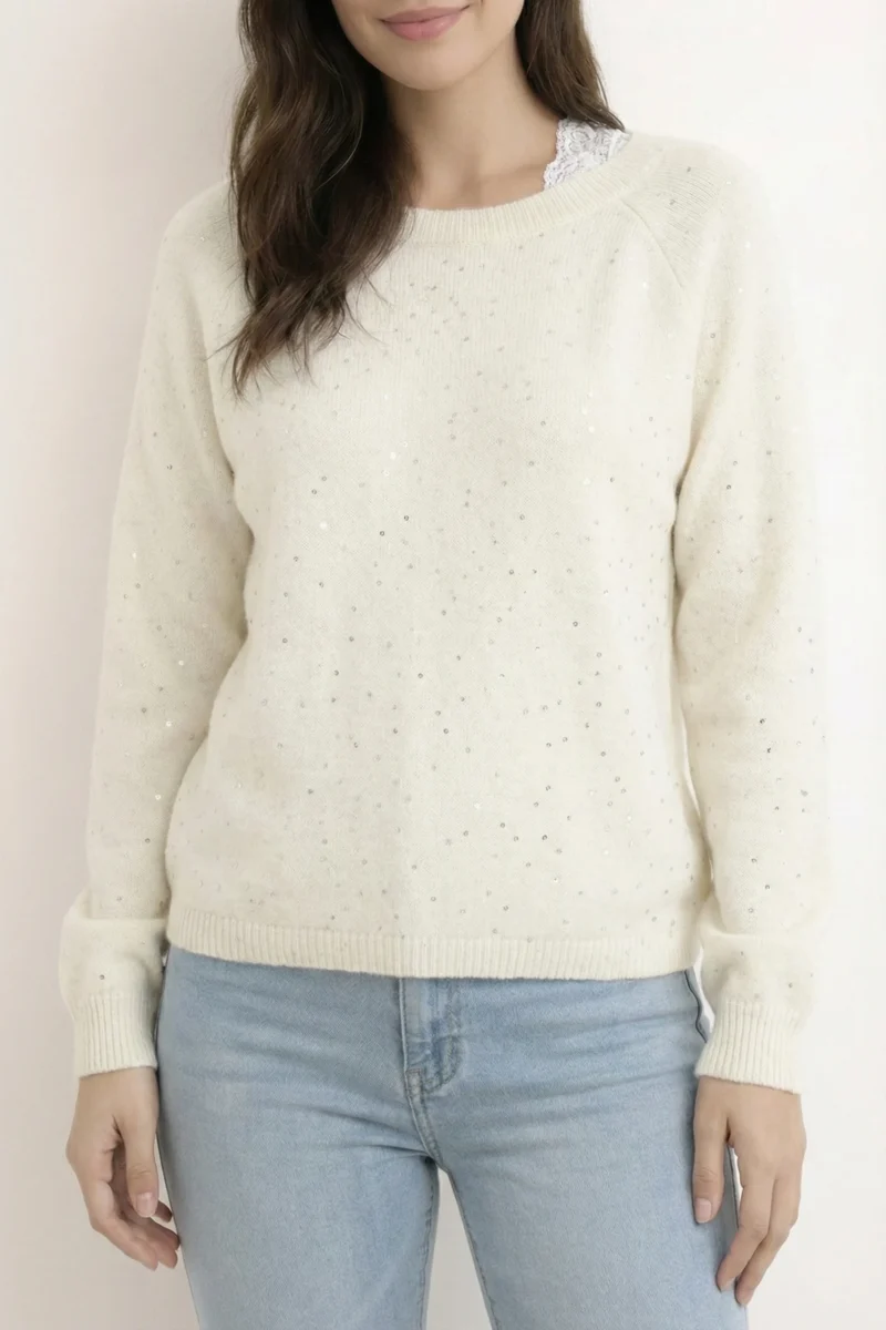 Sweter damski ecru o luźnym kroju z okrągłym dekoltem, widok z przodu na fajnie wykończone ściągaczem rękawy.