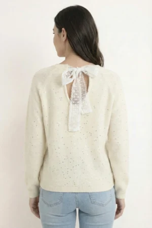 Sweter damski ecru z okrągłym dekoltem, luźnym krojem i długimi rękawami, wykończony ściągaczami na mankietach.