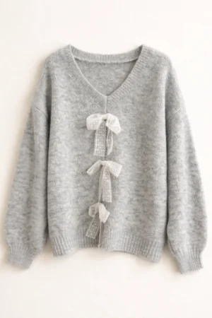 Szary damski sweter o luźnym kroju z dekoltem w serek i koronkowymi detalami z przodu, idealny na codzienne stylizacje.