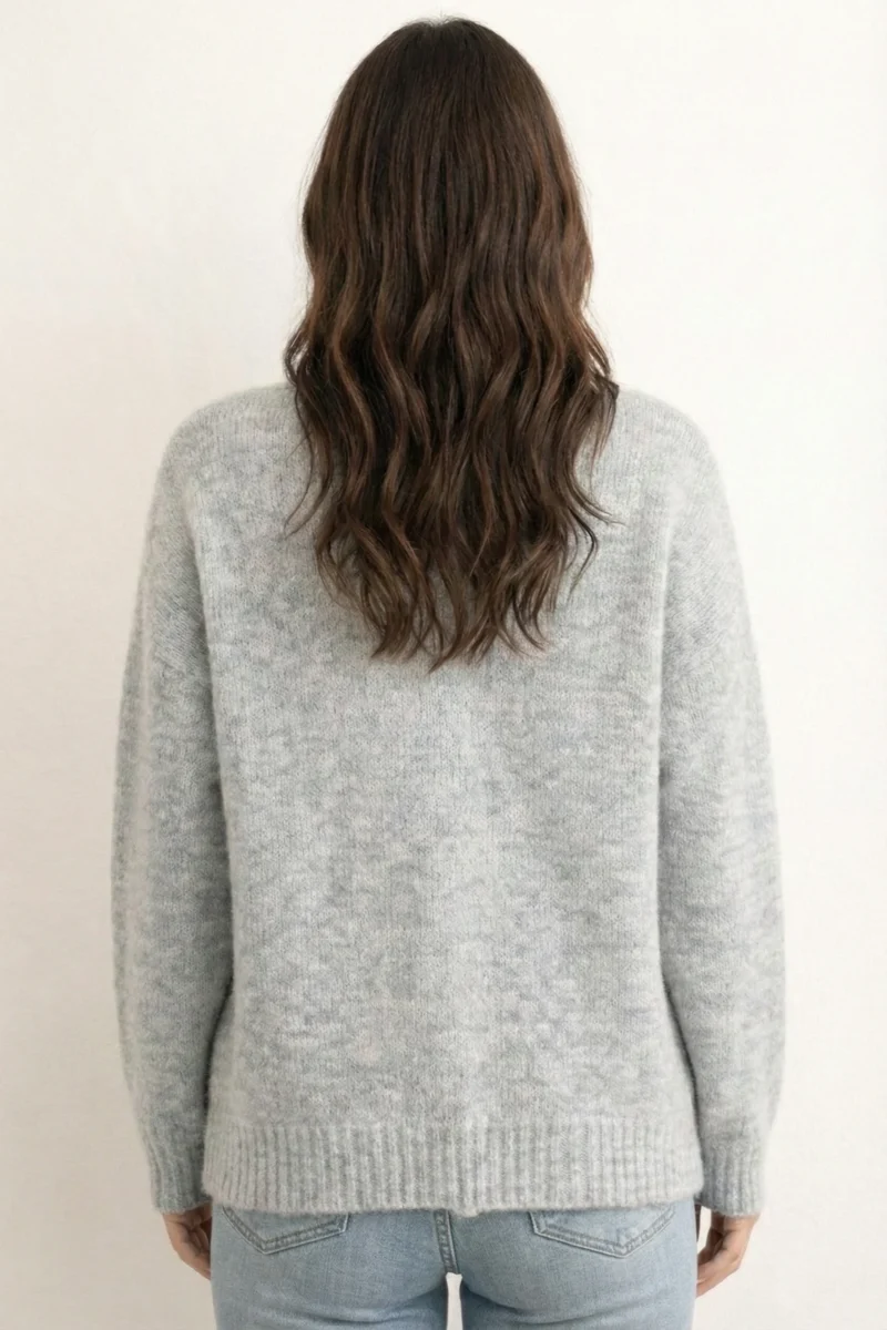 Szary damski sweter z luźnym krojem, widok z tyłu, długie rękawy i ściągacze przy mankietach.