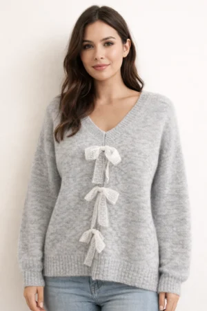 Szary damski sweter z dekoltem w serek, luźny fason z wiązaniami na froncie i ściągaczami przy rękawach.