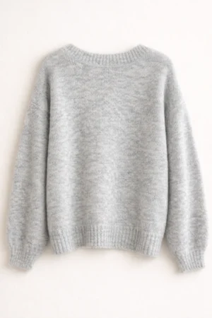 Szary damski sweter widoczny z tyłu, luźny krój, klasyczny okrągły dekolt i długie rękawy z ściągaczami.