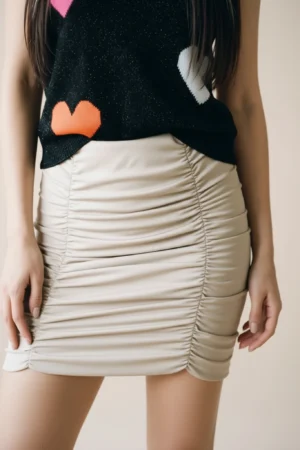 Damska spódniczka mini beżowa z czarnym swetrem z serduszkami
