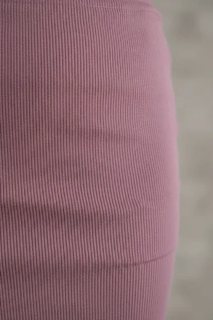 Elastyczna prążkowana spódnica midi pudrowy róż