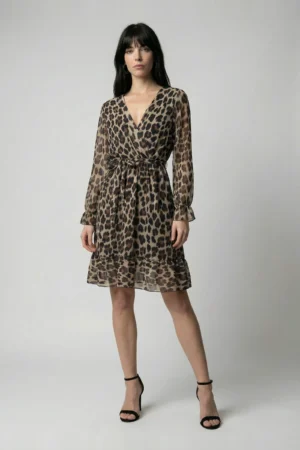 Elegancka sukienka w panterkę z dekoltem w serek i falbankami