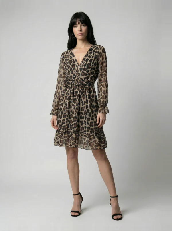 Elegancka sukienka w panterkę z dekoltem w serek i falbankami