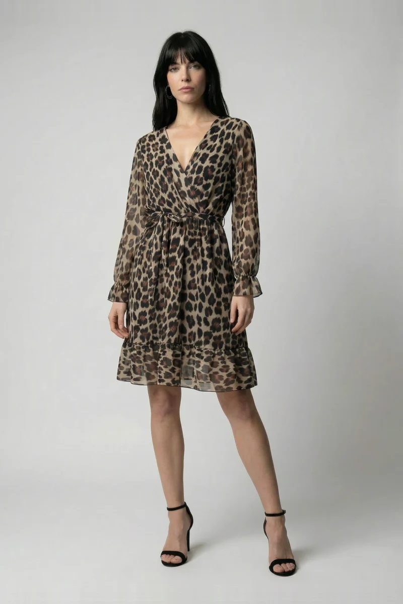 Elegancka sukienka w panterkę z dekoltem w serek i falbankami