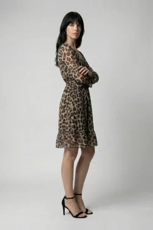 Dopasowana sukienka w panterkę z falbanką i bufkami.