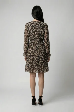 Damska sukienka w panterkę z falbankami i paskiem